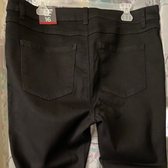 Avenue Butter Jet Black Denim Ankle Jean, size 16 - Picture 2 of 4